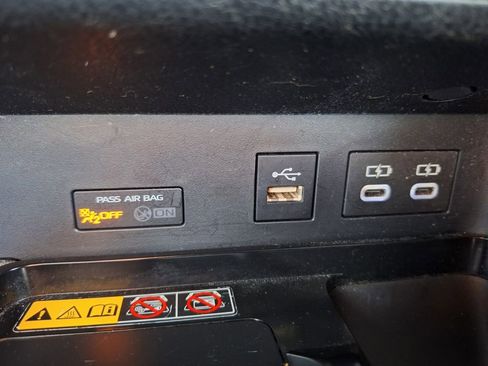 Used 2025 Toyota Camry SE w/ Convenience Package image 16