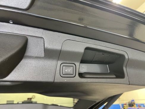 Used 2023 GMC Acadia SLE w/ Driver Convenience Package image 37