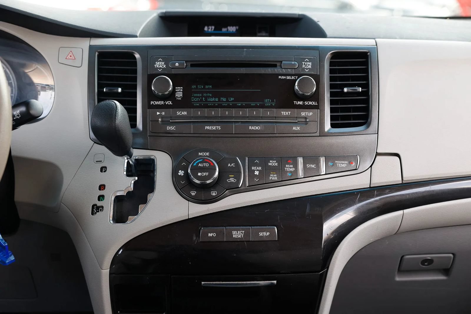 Used 2014 Toyota Sienna LE FWD image 36
