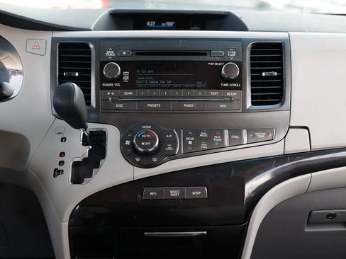 Used 2014 Toyota Sienna LE FWD image 36