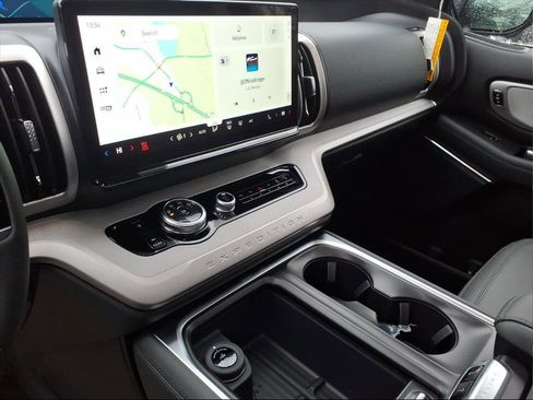 New 2026 Ford Expedition Active image 9