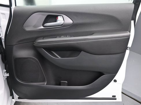 New 2026 Chrysler Voyager LX image 20