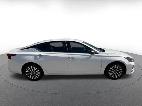 Used 2025 Nissan Altima 2.5 SV FWD image 13