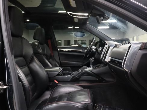 Used 2017 Porsche Cayenne Turbo image 24