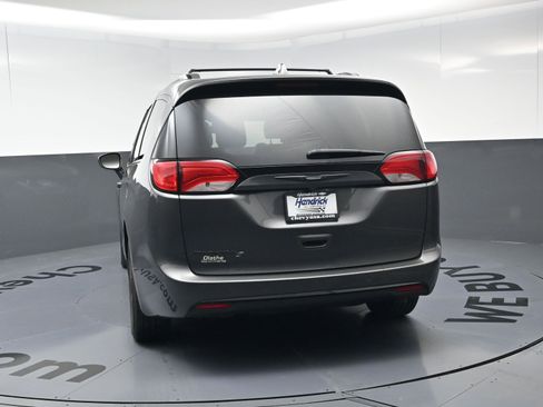 Used 2018 Chrysler Pacifica Touring-L Plus w/ S Appearance Package image 8