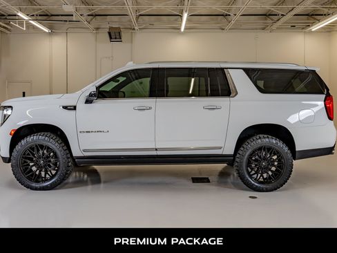 Used 2021 GMC Yukon XL Denali w/ Denali Premium Package AWD/4WD image 6