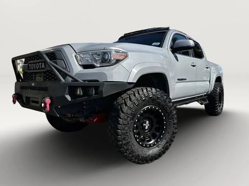 Used 2018 Toyota Tacoma TRD Sport RWD image 3