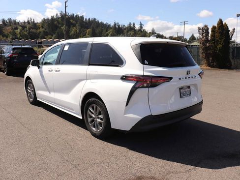 Used 2022 Toyota Sienna LE FWD image 7