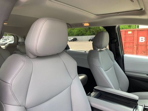 New 2026 Toyota Sienna XLE FWD image 20