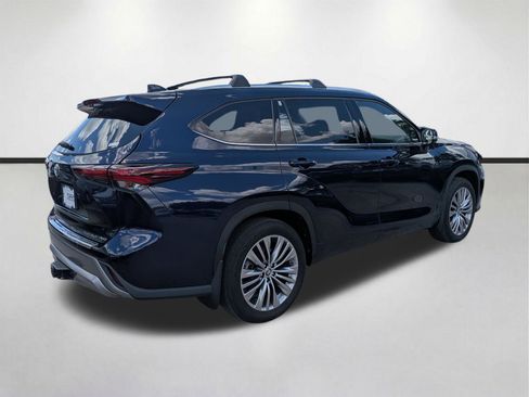Used 2024 Toyota Highlander Platinum AWD/4WD image 4