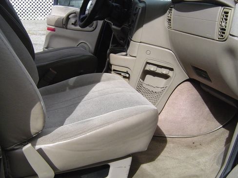 Used 2001 GMC Safari Passenger image 8