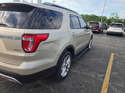 Used 2017 Ford Explorer XLT w/ Equipment Group 202A AWD/4WD image 5