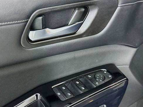 Used 2022 Nissan Pathfinder SV image 14