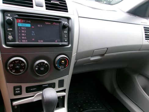 Used 2013 Toyota Corolla LE FWD image 12