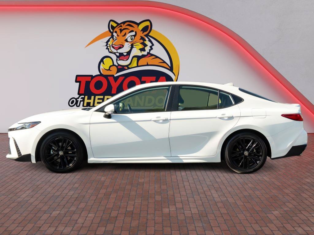 Used 2025 Toyota Camry SE FWD image 9