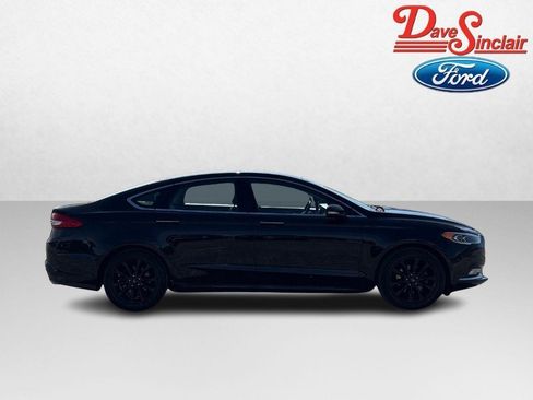 Used 2017 Ford Fusion SE w/ Fusion SE Technology Package image 5