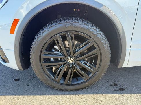 Used 2022 Volkswagen Tiguan SE R-Line image 9