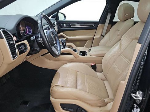 Used 2022 Porsche Cayenne Platinum Edition w/ Premium Package Plus image 9