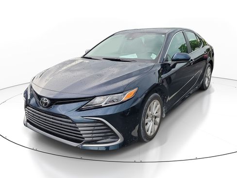 Used 2021 Toyota Camry LE FWD image 3