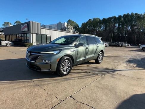 Used 2023 Buick Enclave Essence image 2