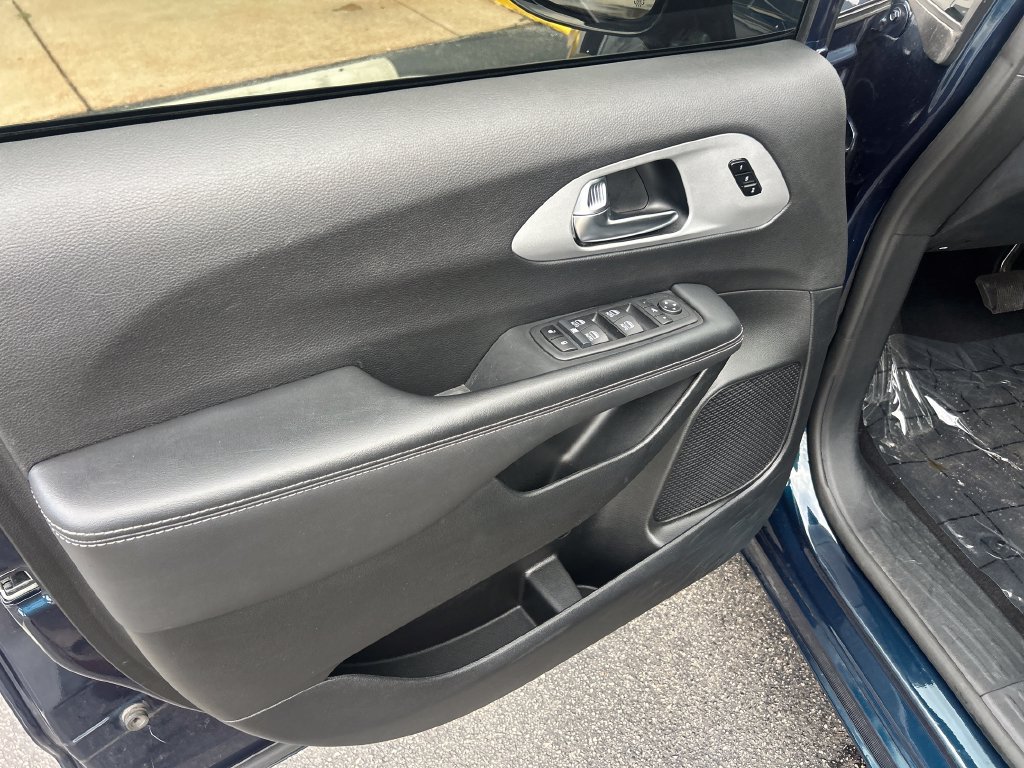 Used 2025 Chrysler Pacifica Limited FWD image 12