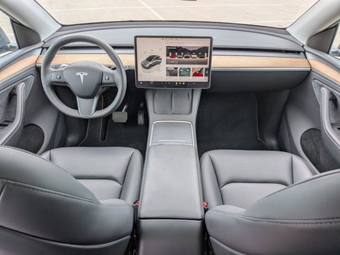 Used 2025 Tesla Model Y Long Range image 18