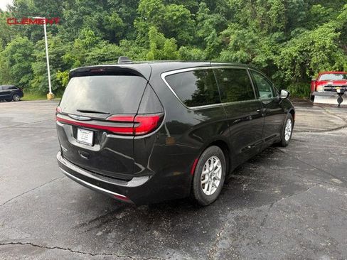 Used 2024 Chrysler Pacifica Touring-L FWD image 8