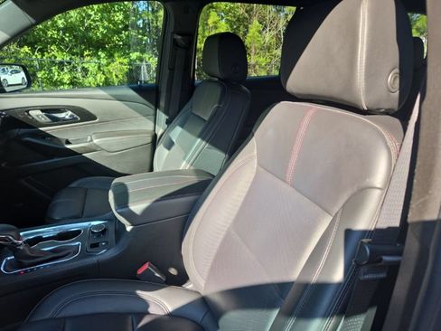 Used 2023 Chevrolet Traverse RS FWD image 16