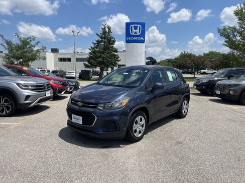 Used 2018 Chevrolet Trax LS FWD image 1