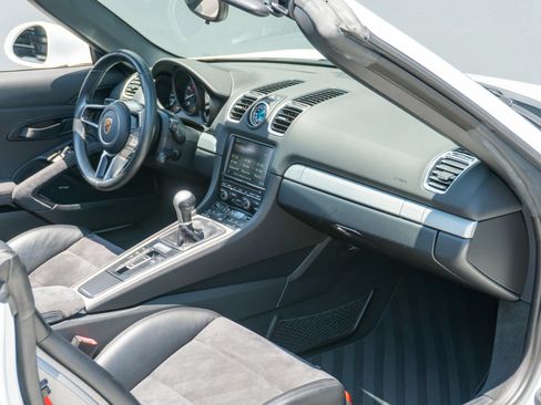 Used 2016 Porsche Boxster Spyder RWD image 15