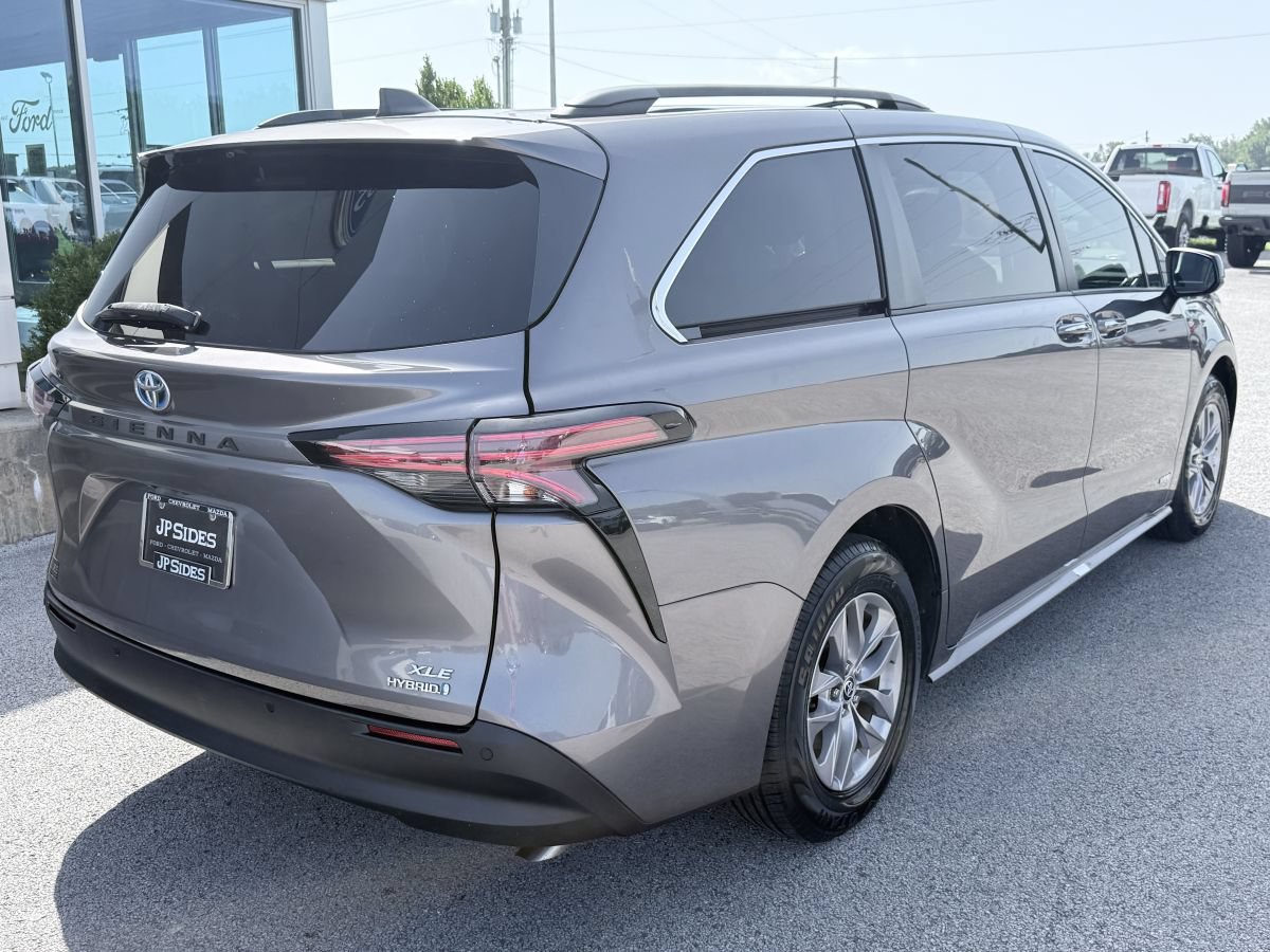 Used 2021 Toyota Sienna XLE w/ XLE Plus Package FWD image 5