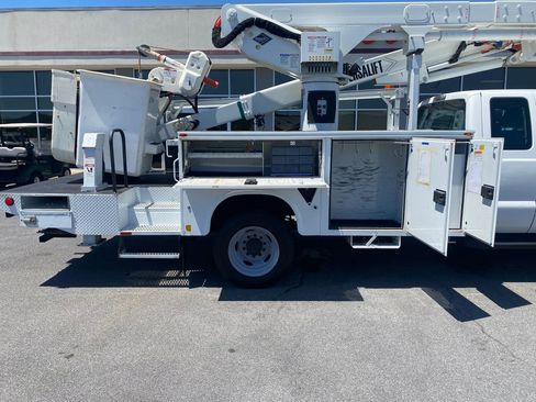 Used 2014 Ford F550 4x4 SuperCab Super Duty image 32