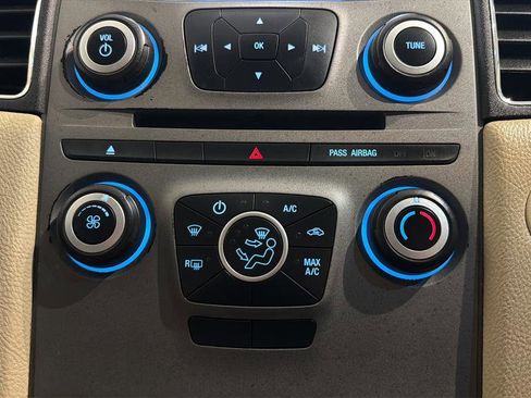 Used 2017 Ford Taurus SE image 28