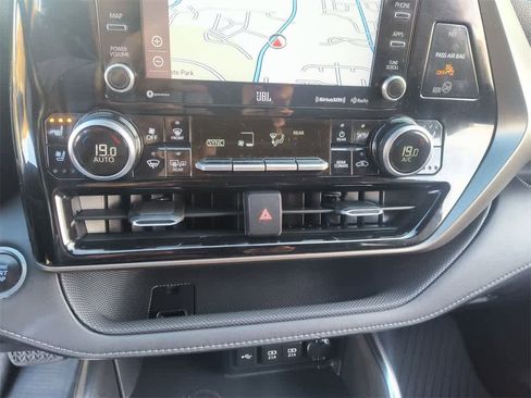 Used 2020 Toyota Highlander Limited image 19