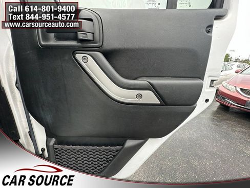 Used 2017 Jeep Wrangler Unlimited Sahara w/ Connectivity Group AWD/4WD image 25