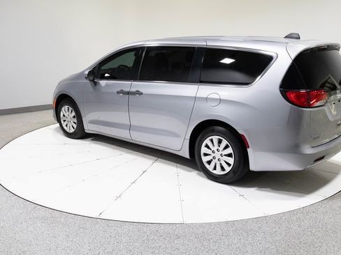 Used 2020 Chrysler Voyager L image 8