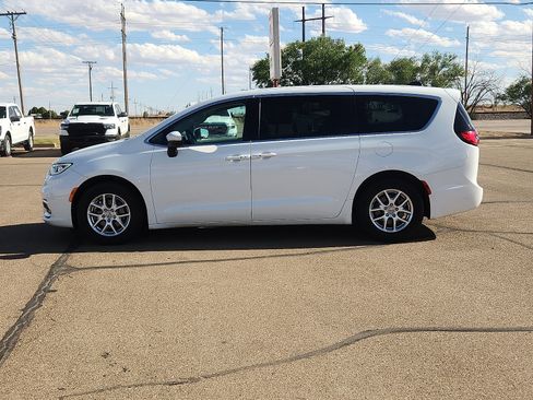 Used 2023 Chrysler Pacifica Touring-L FWD image 2