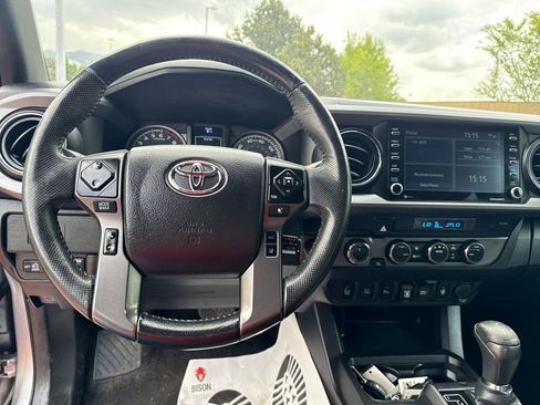 Used 2021 Toyota Tacoma TRD Off-Road w/ Technology Package AWD/4WD image 13