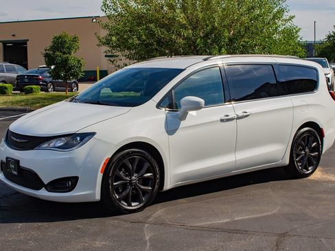 Used 2020 Chrysler Pacifica Touring-L Plus w/ S Appearance Package FWD image 4