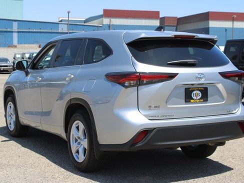 Used 2024 Toyota Highlander LE AWD/4WD image 3