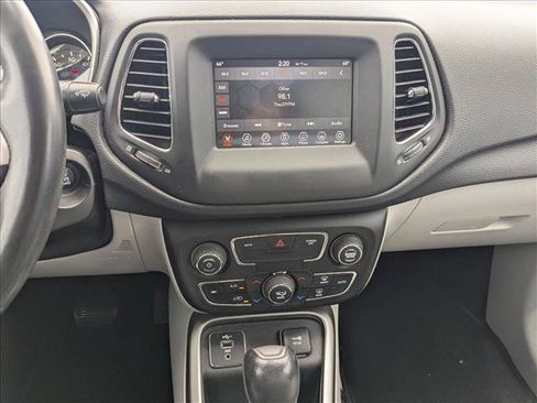 Used 2019 Jeep Compass Latitude FWD image 11