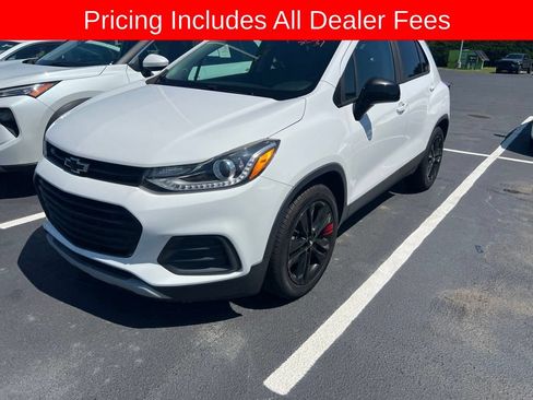 Used 2020 Chevrolet Trax LT w/ Redline Edition FWD image 2