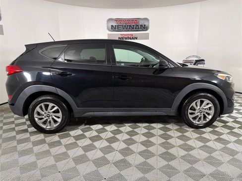 Used 2017 Hyundai Tucson SE image 2