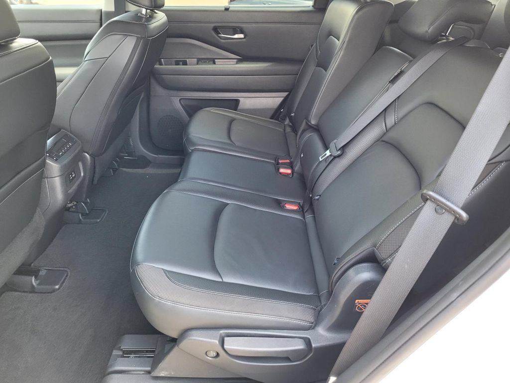 Used 2023 Nissan Pathfinder SL w/ Lighting Package (N92) FWD image 14