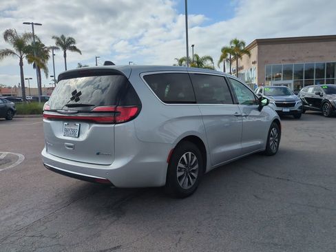 Used 2023 Chrysler Pacifica Touring-L FWD image 8