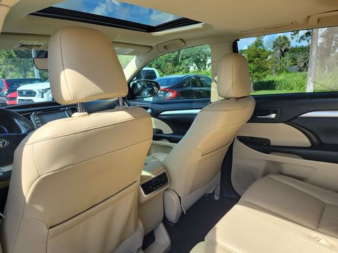 Used 2019 Toyota Highlander XLE FWD image 25