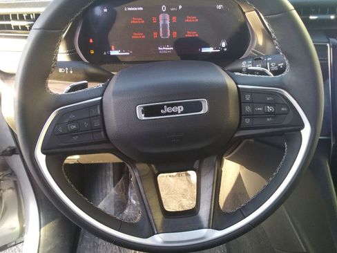 Used 2024 Jeep Grand Cherokee Limited image 16