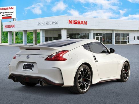 Used 2017 Nissan 370Z NISMO image 4