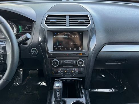 Used 2017 Ford Explorer XLT w/ Equipment Group 202A AWD/4WD image 2