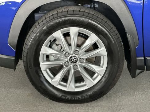 Used 2025 Toyota Corolla Cross LE FWD image 11